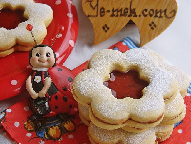 Linzer Kurabiye (Marmelatlı Kurabiye) Tarifi, Nasıl Yapılır? (Resimli